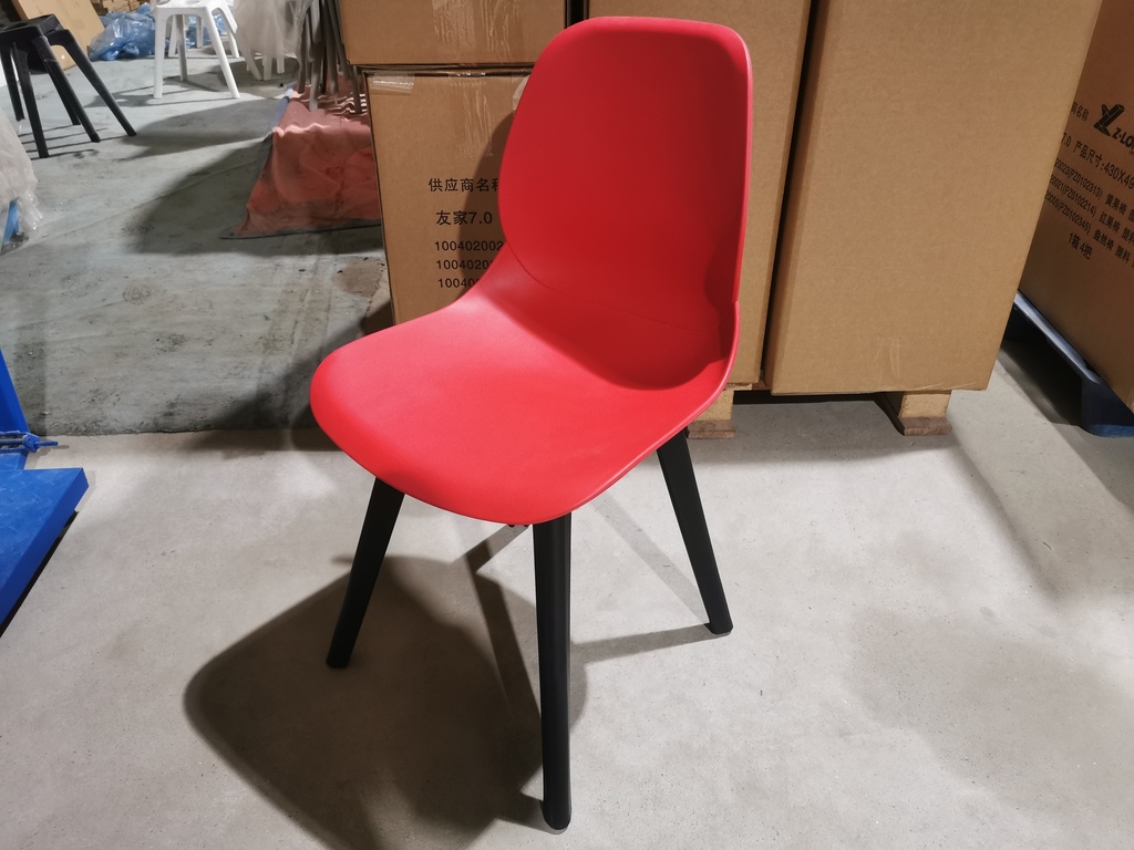 SILLA HOPE #4 ROJA CON PATAS NEGRAS