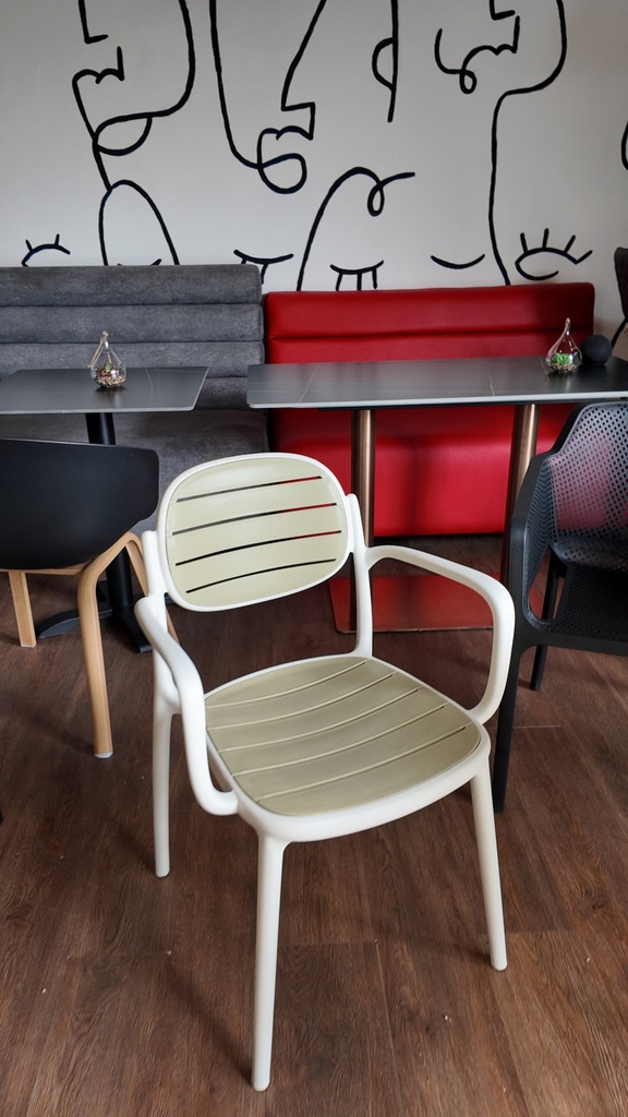 SILLA CHRIS CON BRAZOS - VERDE CON BASE BLANCA