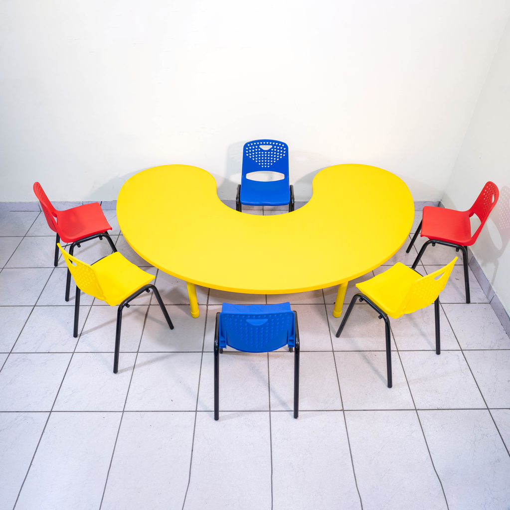 MESA KINDER PLASTICA MEDIA LUNA AMARILLA ALTURA AJUSTABLE MAXIMO 24" COLOR AMARILLA