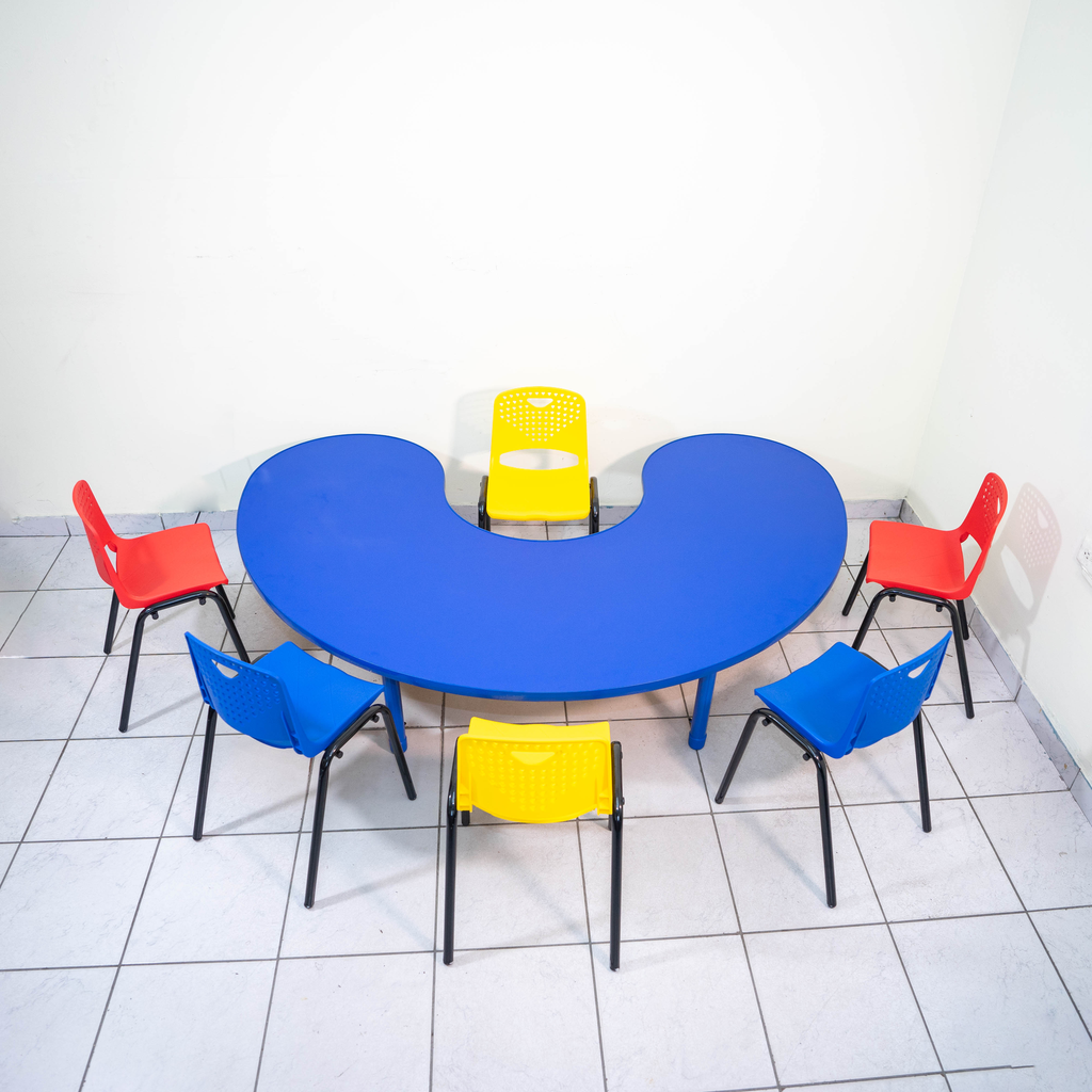 MESA KINDER PLASTICA MEDIA LUNA ALTURA AJUSTABLE MAXIMO 24" COLOR AZUL