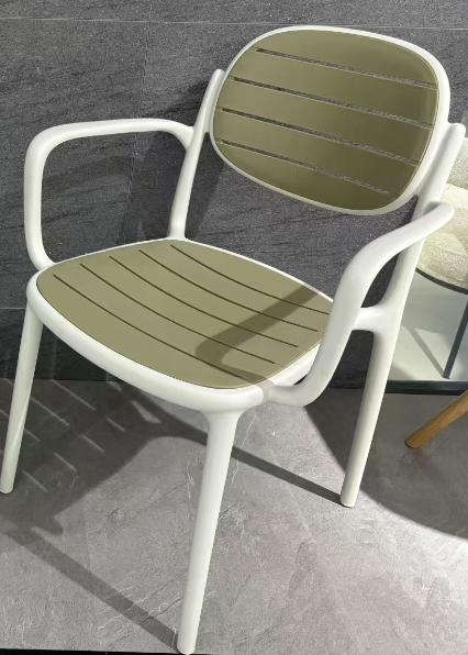 SILLA CHRIS CON BRAZOS - VERDE CON BASE BLANCA