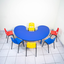 MESA KINDER PLASTICA MEDIA LUNA ALTURA AJUSTABLE MAXIMO 24" COLOR AZUL